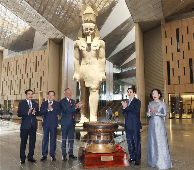 梁强向大埃及博物馆赠送玉缕铜鼓。图自越通社 ctn-tham-bao-tang.jpg