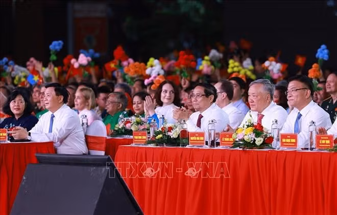 lanh-dao-dang-nha-nuoc-du-chuong-trinh-cau-truyen-hinh-vang-mai-khuc-khai-hoan-stand.jpg