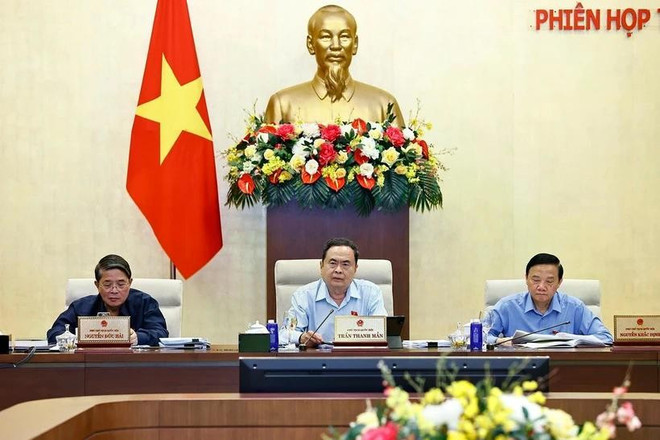 国会主席陈青敏在国会常委会第46次会议上发表讲话。图自越通社 chu-tich-quoc-hoi-2.jpg