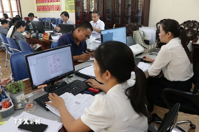 全国34个省市行政审批信息系统得到改造升级。自2025年7月1日至8月23日,共受理650万件行政审批事项,其中乡级480万件,同比增加25%。图自越通社 thu-tuc-hanh-chinh-2.jpg