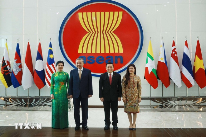 tong-bi-thu-va-phu-nhan-tham-ban-thu-ky-asean.jpg