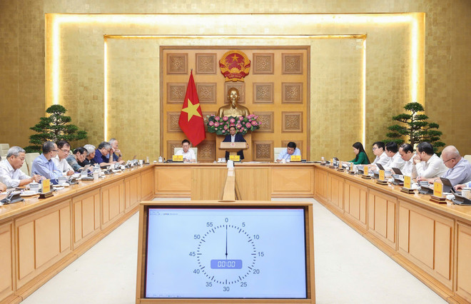 越南政府总理范明政与政策咨询委员会召开会议,重点讨论稳定宏观经济大盘。图自越通社 vna-potal-thu-tuong-pham-minh-chinh-lam-viec-voi-hoi-dong-tu-van-chinh-sach-8261736.jpg
