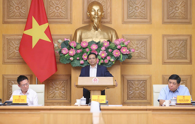 越南政府总理范明政与政策咨询委员会召开会议,重点讨论稳定宏观经济大盘。图自越通社 vna-potal-thu-tuong-pham-minh-chinh-lam-viec-voi-hoi-dong-tu-van-chinh-sach-8261735.jpg