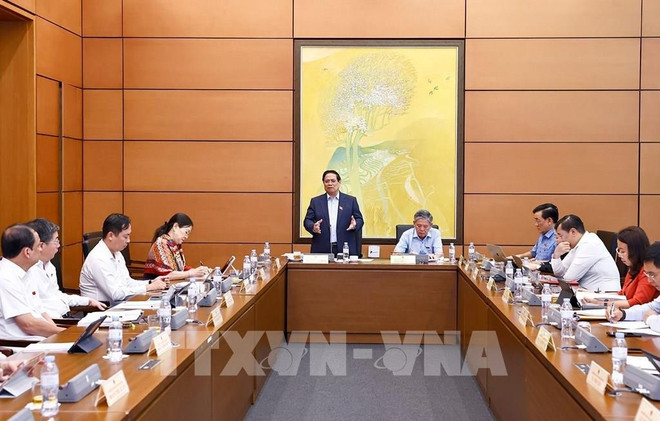 越南政府总理范明政在国会第九次会议分组讨论环节上发表讲话。图自越通社 130757-quoc-hoi-thao-luan-o-to-ve-phat-trien-kinh-te-xa-hoi-nhung-thang-dau-nam-2025.jpg