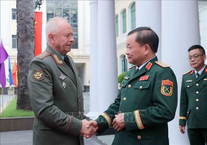 越南国防部副部长黄春战上将与俄罗斯国防部副部长亚历山大·瓦西里耶维奇·福明上将。图自越通社 doi-thoai-030925.jpg