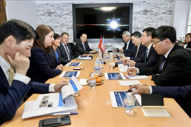 阮鸿延部长与埃克森美孚(Exxon Mobil)公司副总裁詹妮弗·M·陈(Jennifer M. Chan)和佐伊·芭琳娜嘉(Zoe Barinaga)举行会谈。图自越通社 hoa-ky-12625-11.jpg