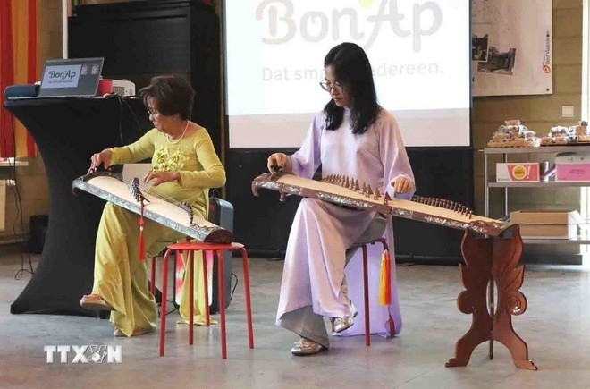 活动期间举行的古筝表演。图自越通社 hoi-friends-of-vietnamese-kids-tai-thanh-pho-gent-bi-noi-nhung-tam-long-gieo-mam-nhan-ai-8123457.jpg