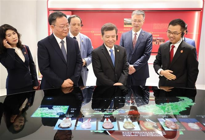 黎明智同志参观中国广东省高级人民法院文化展览馆。图自越通社 vna-potal-doan-cap-cao-toa-an-nhan-dan-toi-cao-tham-lam-viec-tai-tinh-quang-dong-trung-quoc-8075497.jpg