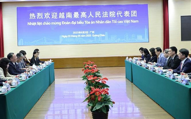 越南最高人民法院代表团(右)与中国广东省高级人民法院进行会谈。图自越通社 vna-potal-doan-cap-cao-toa-an-nhan-dan-toi-cao-tham-lam-viec-tai-tinh-quang-dong-trung-quoc-8075498.jpg