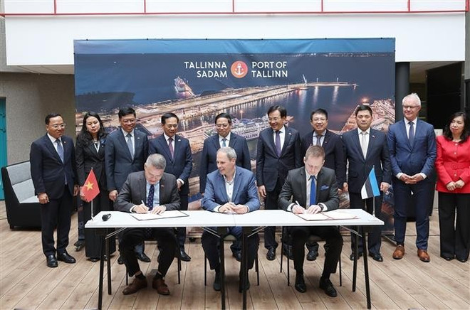 越南政府总理范明政出席越南国家航运公司与塔林纳萨达姆港的智能港口运营技术转让合作谅解备忘录签字仪式。图自越通社 vna-potal-thu-tuong-pham-minh-chinh-tham-quan-cang-tallinna-sadam-8075489.jpg