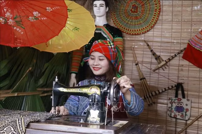 du-khach-trai-nghiem-may-ao-dan-toc-mong.jpg