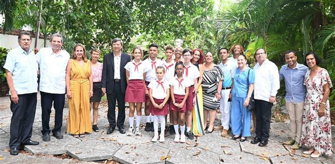 各位代表与获奖学生。图自越通社 vna-potal-trao-giai-cuoc-thi-viet-va-ve-tranh-ve-quan-he-cuba-viet-nam-8132231.jpg