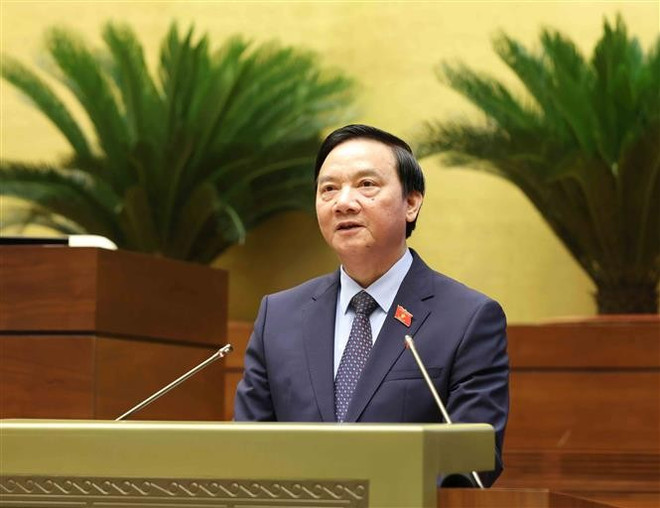 越南国会副主席、2013年《宪法》部分条款修改补充草案起草委员会副主任阮克定在会议上发言。图自越通社 vna-potal-quoc-hoi-thao-luan-ve-du-thao-luat-viec-lam-sua-doi-8016992.jpg