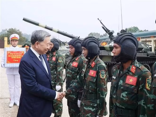 vna-potal-tong-bi-thu-to-lam-tham-va-lam-viec-voi-bo-tu-lenh-binh-chung-tang-thiet-giap-7988129.jpg