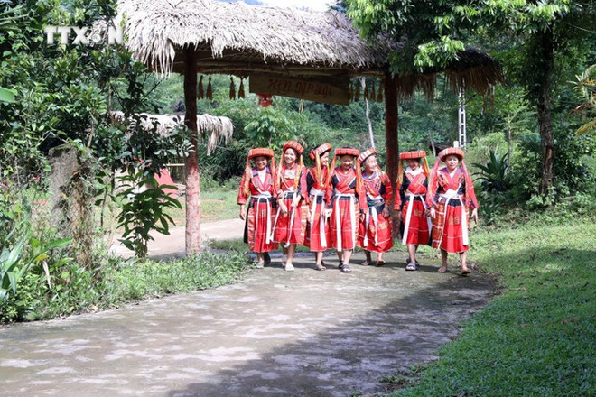 potal-van-hoa-soi-duong-sac-mau-trang-phuc-dan-toc-cua-phu-nu-pa-then-tai-tuyen-quang-7674125-8310.jpg
