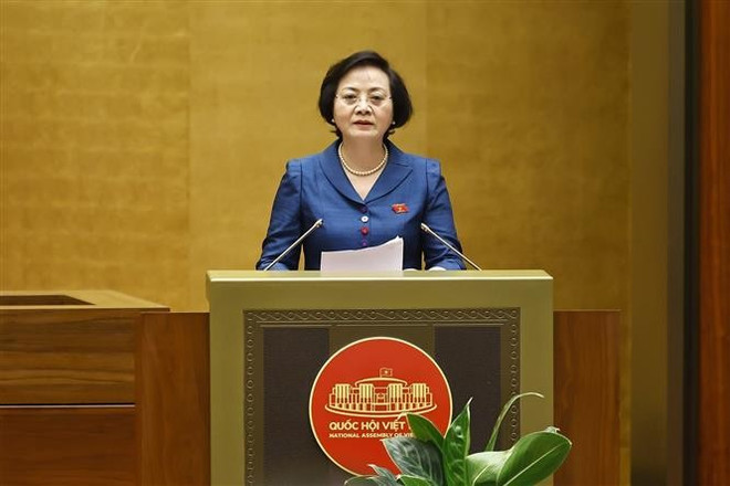 内务部部长范氏青茶作关于法案意见采纳、修改和完善情况的简要报告。图自越通社 vna-potal-quoc-hoi-thong-qua-nghi-quyet-cua-quoc-hoi-sua-doi-bo-sung-mot-so-dieu-cua-hien-phap-nam-2013-8094008.jpg