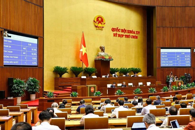 根据国会第九次会议议程,6月16日的重点内容是宪法和立法工作(资料图)。图自越通社 vna-potal-quoc-hoi-bieu-quyet-thong-qua-6-luat-va-thao-luan-11-luat-lien-quan-den-linh-vuc-quoc-phong-8091580.jpg