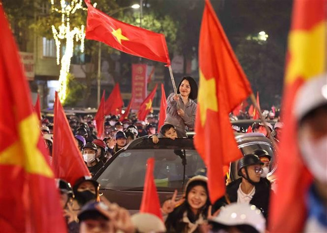 vna-potal-viet-nam-len-ngoi-vo-dich-asean-cup-2024-nguoi-ham-mo-ha-noi-do-ra-duong-mung-chien-thang-cua-tuyen-viet-nam-7791830.jpg