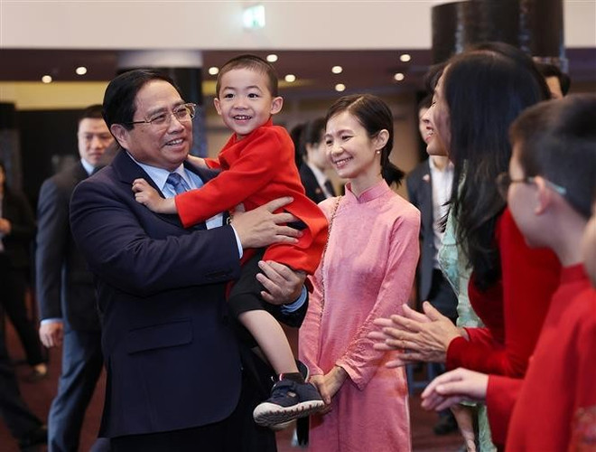 越南政府总理范明政与在爱沙尼亚越南人。图自越通社 vna-potal-thu-tuong-gap-go-cbnv-dai-su-quan-va-cong-dong-nguoi-viet-nam-tai-estonia-8078834.jpg