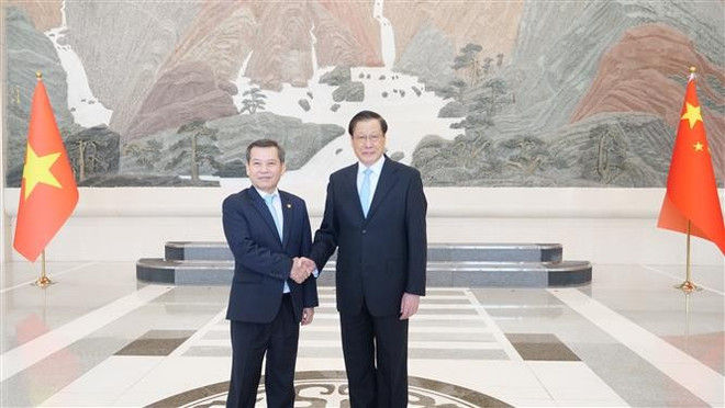 越南最高人民法院院长黎明智(左)与中国最高人民检察院检察长应勇。图自越通社 vna-potal-chanh-an-toa-an-nhan-dan-toi-cao-tham-lam-viec-tai-trung-quoc-8078711.jpg