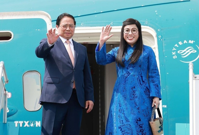 越南政府总理范明政偕夫人黎氏碧珍和越南高级代表团离开首都河内,前往巴西出席2025年金砖国家领导人扩大会议并开展双边活动。图自越通社 chinh.jpg