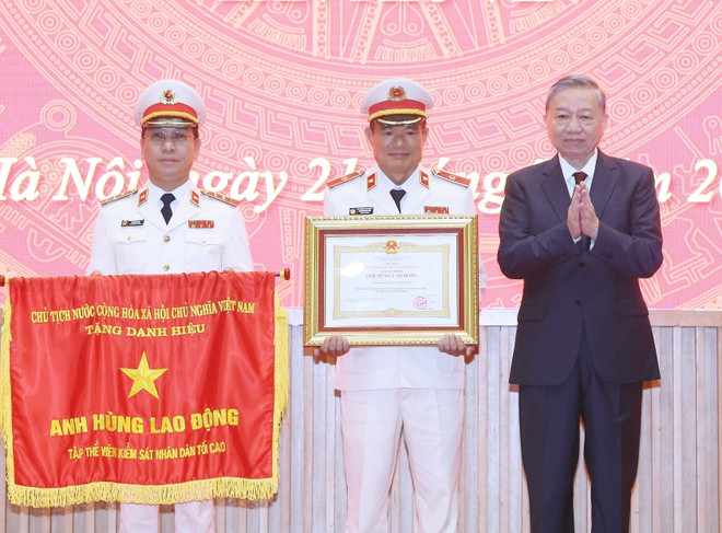 越共中央总书记苏林向最高人民检察院集体授予“劳动英雄”称号。图自越通社 vna-potal-tong-bi-thu-to-lam-du-le-ky-niem-65-nam-ngay-truyen-thong-nganh-kiem-sat-nhan-dan-8161045.jpg