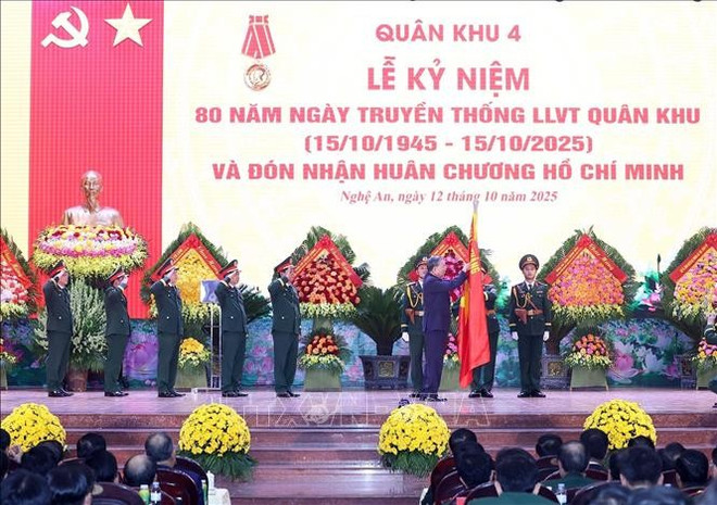 苏林代表党和国家向第四军区武装力量授予胡志明勋章。图自越通社 tbt-gan-huan-chuong.jpg