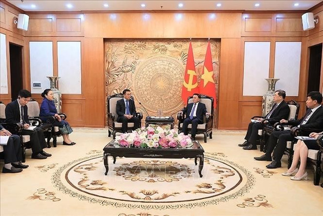 越共中央书记处常务书记陈锦秀会见老挝人民革命党中央对外部代表团。图自越通社 vna-potal-thuong-truc-ban-bi-thu-tiep-quyen-truong-ban-doi-ngoai-trung-uong-dang-nhan-dan-cach-mang-lao-stand-1.jpg
