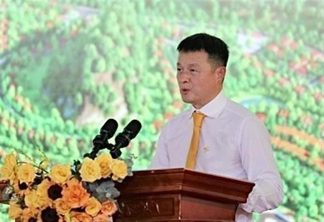 太阳集团董事长邓明长在仪式上发表讲话。图自越通社 vna-potal-hoa-binh-le-khoi-cong-du-an-quan-the-khu-do-thi-sinh-thai-vui-choi-giai-tri-cao-cap-8116058.jpg