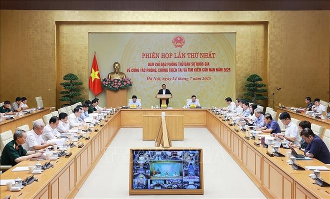 越南政府总理、国家民事防护指导委员会主任范明政24日主持召开委员会第一次会议。图自越通社 thu-tuong-3.jpg