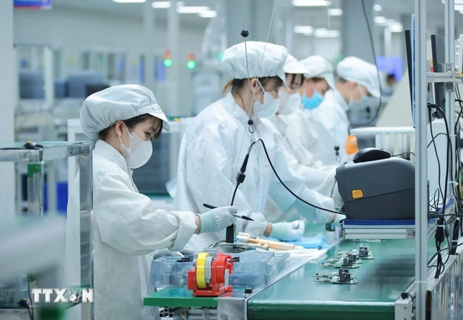 2025年上半年,流入越南的外国直接投资(FDI)同比大幅增长32.6%,达到215.2亿美元。。图为韩国Bumjim电子(越南)公司生产线。图自越通社 a-untitled.png
