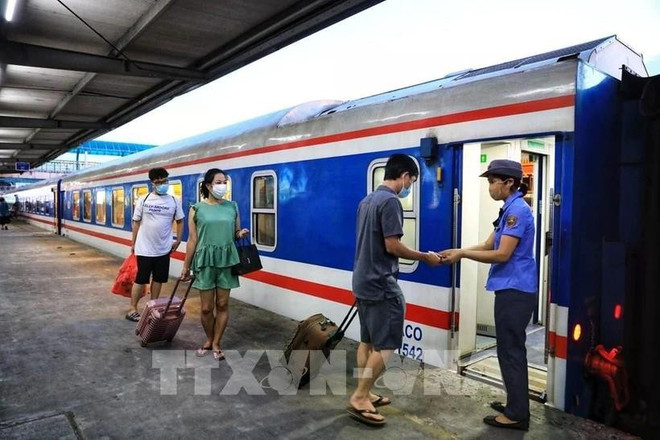 在因新冠肺炎疫情暂停运营五年之后,越中国际旅客列车将于2025年5月25日正式恢复开行。图自越通社 duong-sat.jpg