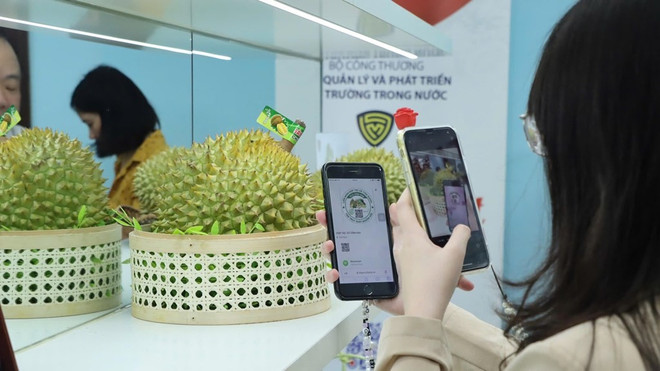 游客可以通过扫描二维码获取产品原产地、种植区保管制度等有关信息。图自越通社 qltt1-20250423130415.jpg