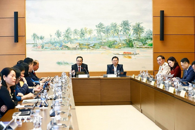 越南国会主席陈青敏在会议上发表讲话。图自越通社 quoc-hoi-thao-luan-tai-to-ve-de-nghi-sua-doi-bo-sung-mot-so-dieu-cua-hien-phap-nam-2013-8013042-6.jpg