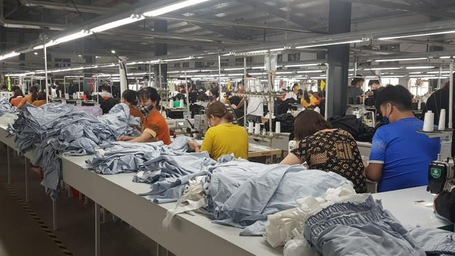 今年以来,各家银行不断降低利率,支持企业筹集生产经营资金。图自Vietnam+ dn-det-may.jpg