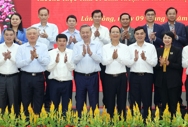 苏林与各位代表合影。图自越通社 vna-potal-tong-bi-thu-to-lam-lam-viec-voi-cac-tinh-lam-dong-binh-thuan-va-dak-nong-8081277.jpg