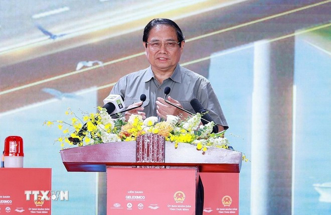 越南政府总理范明政在开工仪式上发表讲话。图自越通社 1208-thu-tuong-du-khoi-cong-cao-toc-ninh-binh-hai-phong-5.jpg