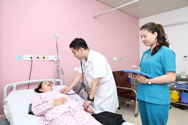 医生检查患者手术后的健康状况。图自Vietnam+ bn-ghep-tim-2.jpg