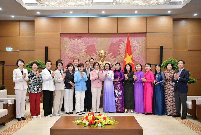 双方代表合影。图自越通社 pchqh-nguyen-thi-thanh-voi-cac-dai-bieu-hai-nuoc.jpg