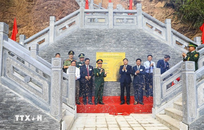 阿帕寨旗台挂牌仪式。图自越通社 cot-co-a-pa-chai1.jpg