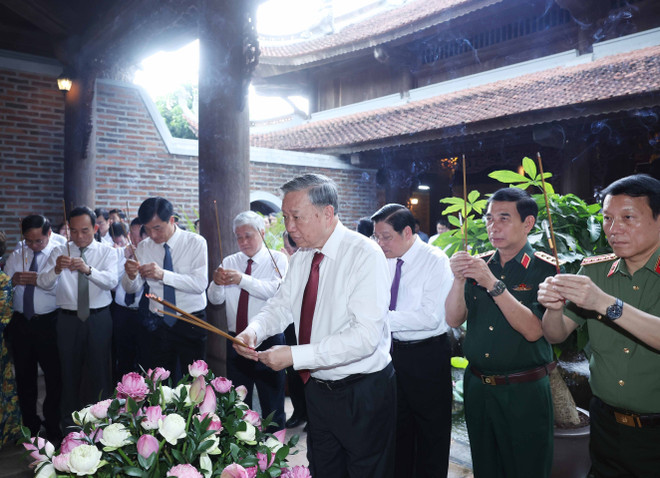 在胡志明主席家族祠堂忠山祠,苏林和各位代表虔诚献上香花,向胡志明主席的父母和亲人表达感激之情。图自越通社 vna-potal-tong-bi-thu-to-lam-dang-huong-tai-den-chung-son-tho-gia-tien-bac-ho-8034377.jpg