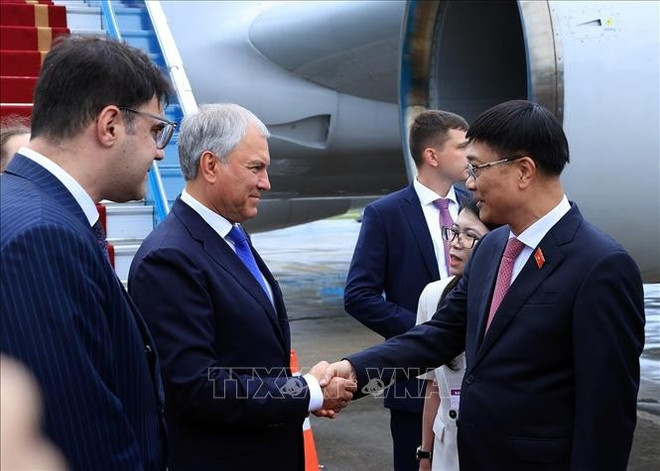 越南国会副主席武鸿清在内排机场迎接维亚切斯拉夫·沃洛金一行。图自越通社 uuid693a513c-8080-4dd8-bde5-479683f2fbd9code001library1type1mode1loctruecaptrue.jpg