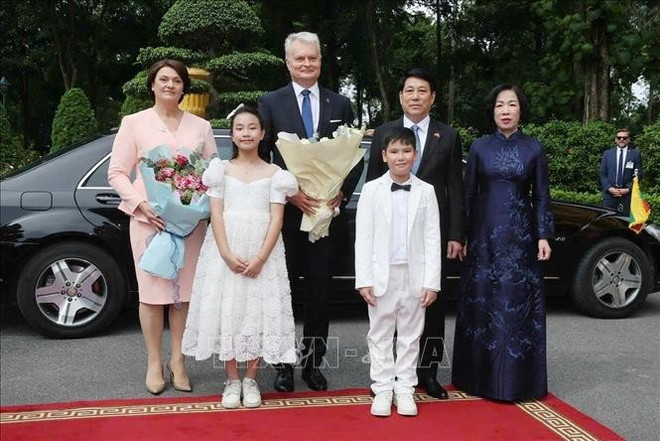 越南国家主席梁强和夫人与立陶宛总统吉塔纳斯·瑙塞达和夫人同首都河内儿童合影。图自越通社 ctn4-120625.jpg