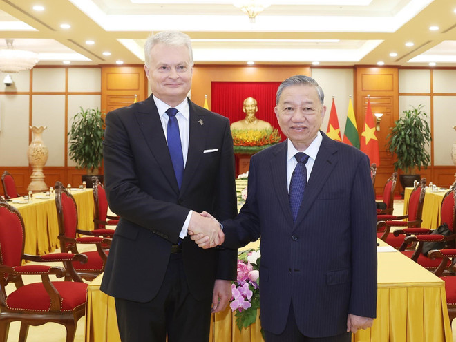越共中央总书记苏林与立陶宛总统吉塔纳斯·瑙塞达。图自越通社 vna-potal-tong-bi-thu-to-lam-hoi-kien-tong-thong-cong-hoa-litva-gitanas-nauseda-8087416.jpg