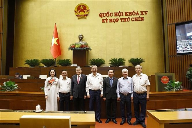 越共中央总书记苏林、国会主席陈青敏和各位代表出席会议。图自越通社 vna-potal-quoc-hoi-thong-qua-nghi-quyet-ve-viec-sap-xep-don-vi-hanh-chinh-cap-tinh-nam-2025-8087166.jpg