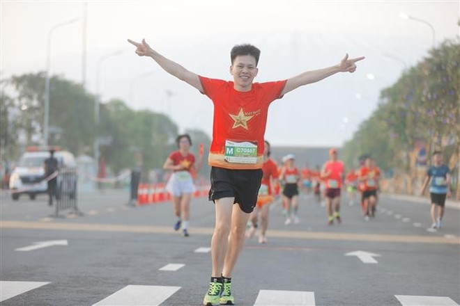 本次赛事也是一场绿色赛跑盛会,倡导可持续生活方式与环境保护,让每一步奔跑都化作绿色未来的脉动。图自越通社 vna-potal-giai-chay-viet-nam-toi-do-my-vietnam-2025-8230499.jpg