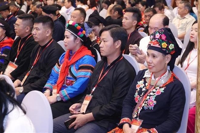 出席会面交流活动的代表们。图自越通社 vna-potal-chu-tich-nuoc-va-thu-tuong-gap-mat-dai-bieu-tieu-bieu-cac-tang-lop-nhan-dan-tham-du-dai-le-2-9-8230710.jpg
