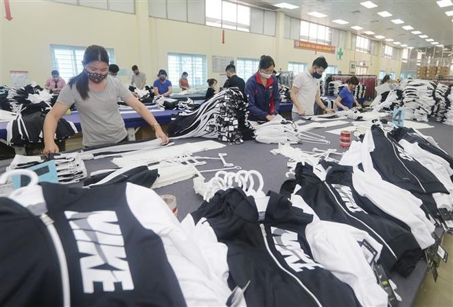 每月出口数百万个纺织服装产品的太原纺织服装公司。图自越通社 vna-potal-tong-gia-tri-xuat-nhap-khau-hang-hoa-6-thang-nam-2025-dat-hon-431-ty-usd-8132262.jpg