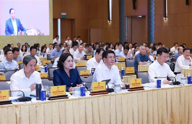 出席会议的各位代表。图自越通社 vna-potal-thu-tuong-chu-tri-phien-hop-lan-thu-3-cua-ban-chi-dao-phat-trien-khoa-hoc-cong-nghe-va-de-an-06-8159194.jpg