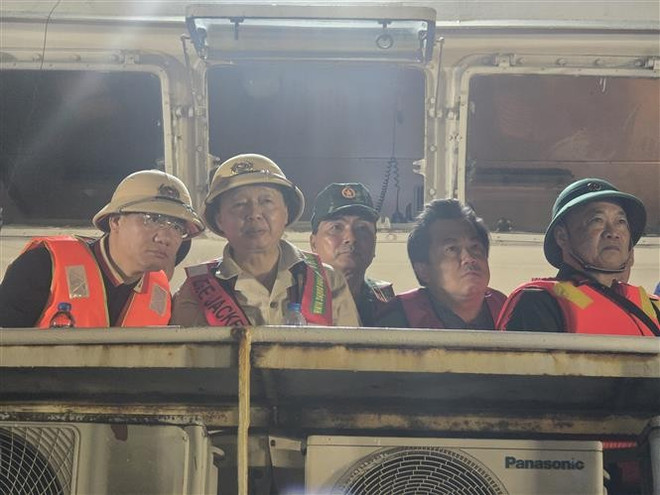 vna-potal-pho-thu-tuong-chi-dao-tim-kiem-xuyen-dem-vu-lat-tau-du-lich-tren-vinh-ha-long-8158949.jpg
